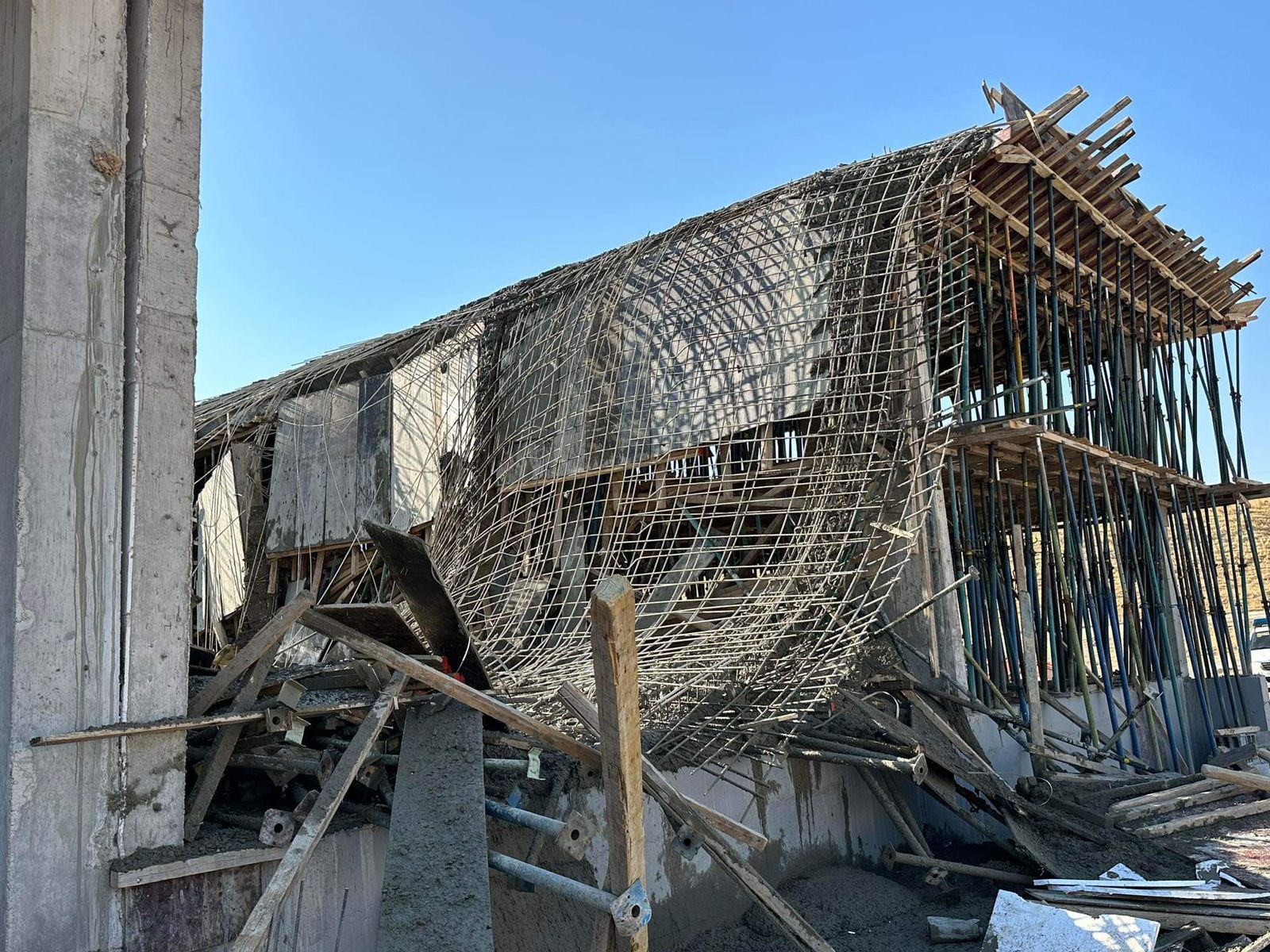 دیمەنی باڵەخانەکە دوای رووخانی